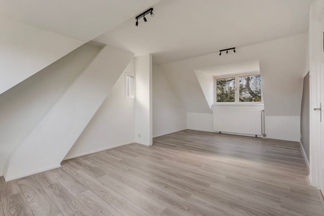 Spacious corner house with dune views and private parking in Vogelwijk — 53