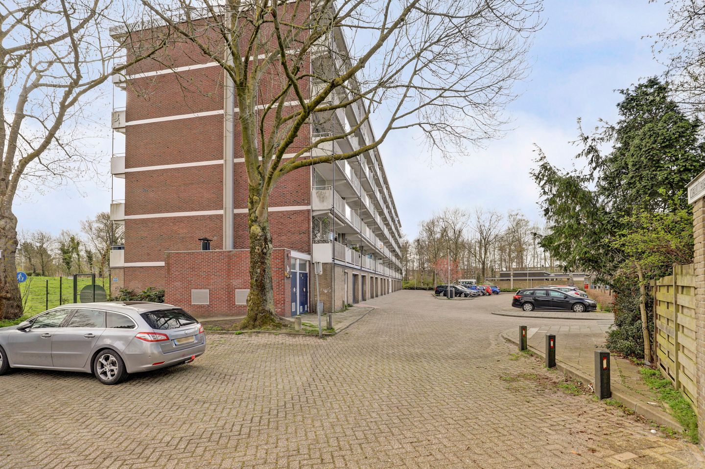 Light and move-in ready apartment with balcony and free view — 34