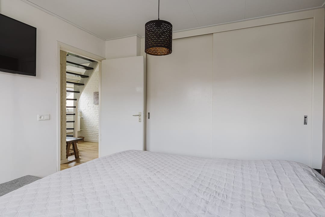 Spacious semi-detached home with garage and south-facing garden in Rijsbergen — 28
