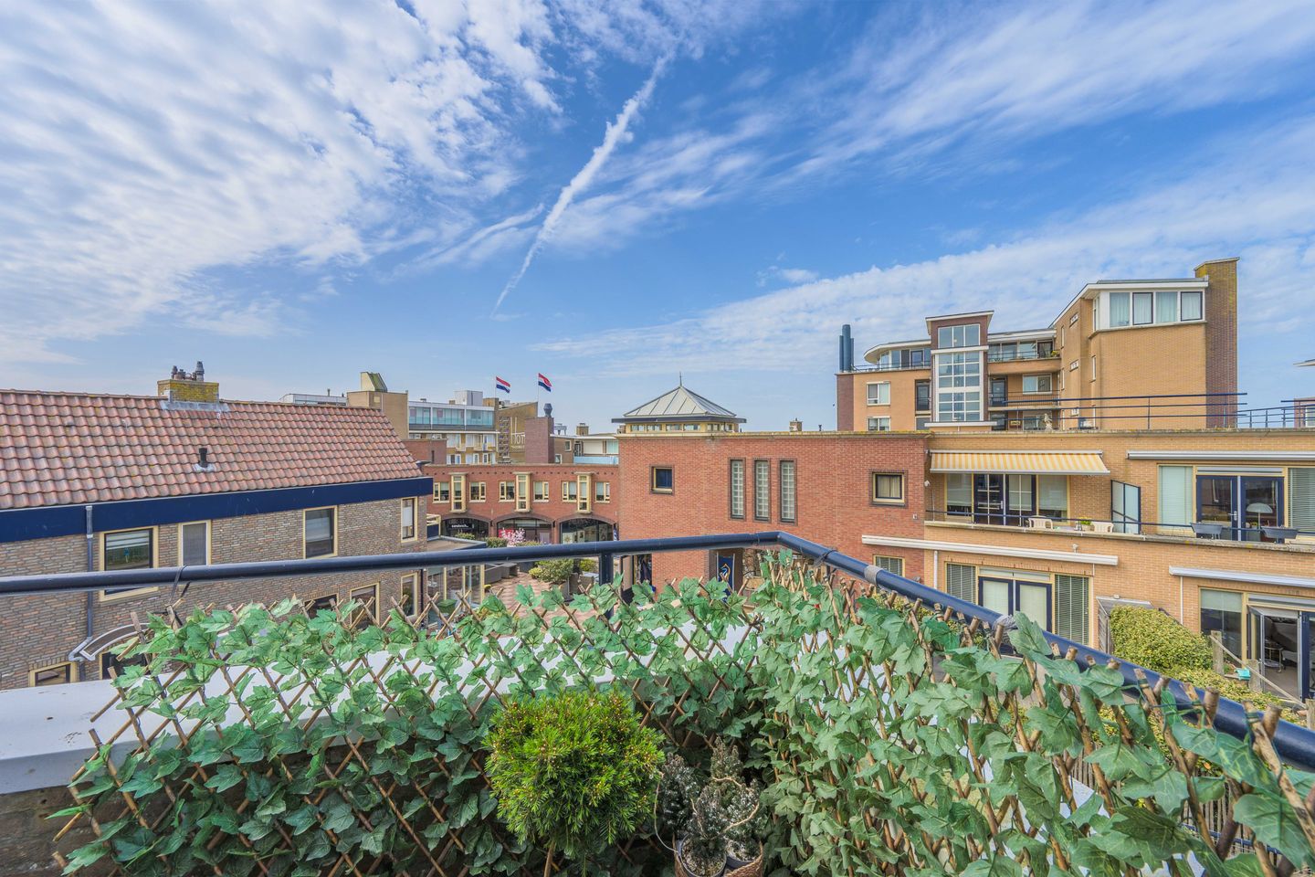Spacious apartment in Katwijk centre with sunny west-facing balcony near the beach — 10