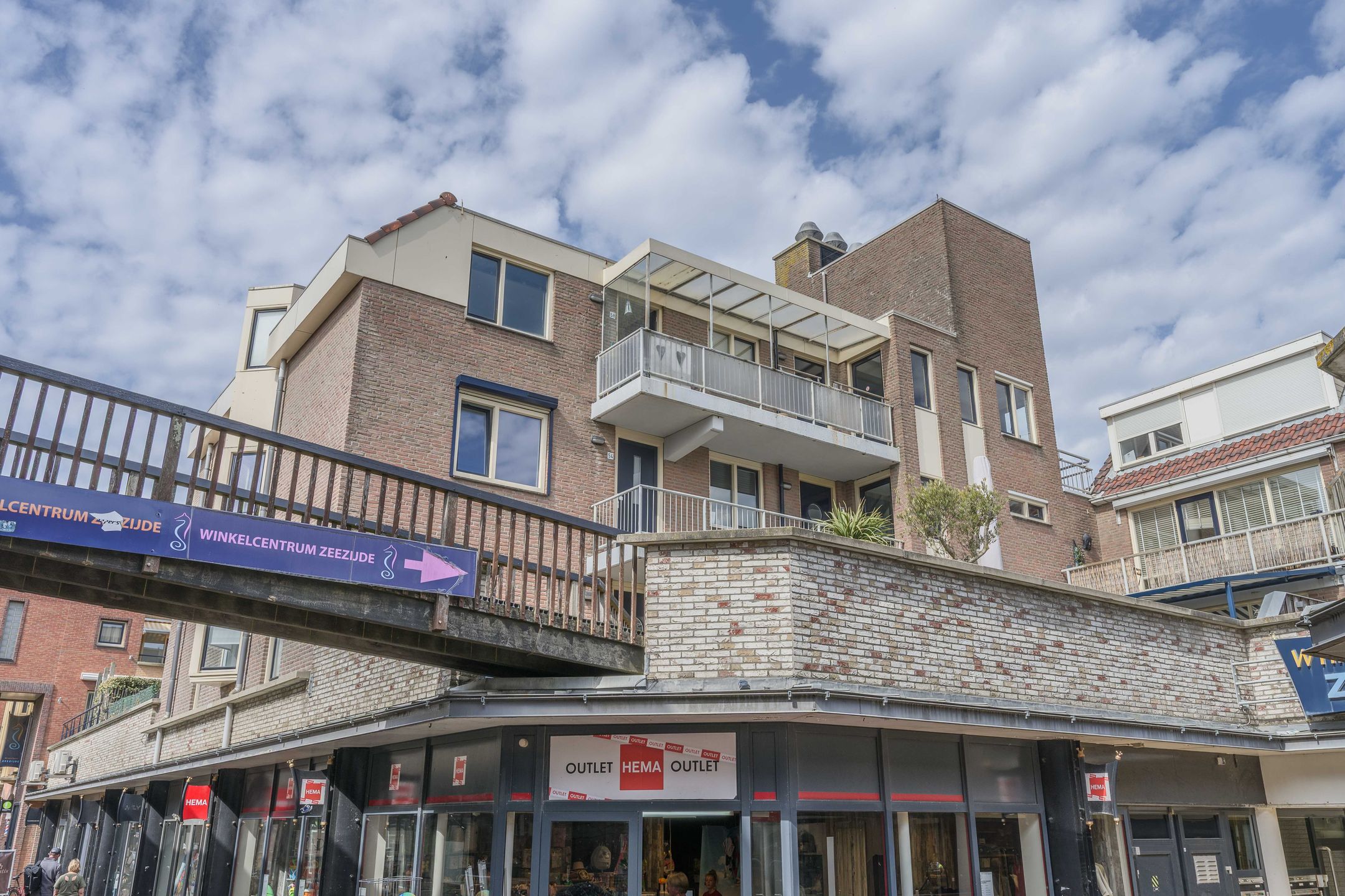 Spacious apartment in Katwijk centre with sunny west-facing balcony near the beach — 24
