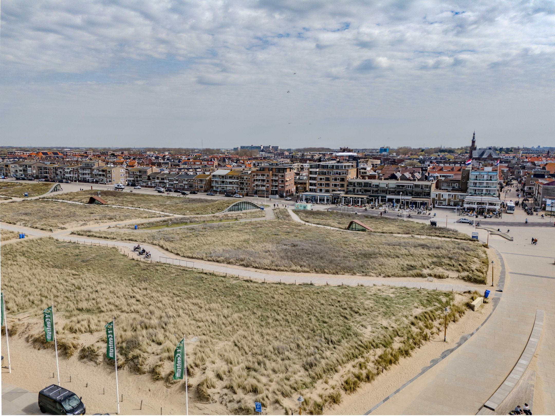 Spacious apartment in Katwijk centre with sunny west-facing balcony near the beach — 27