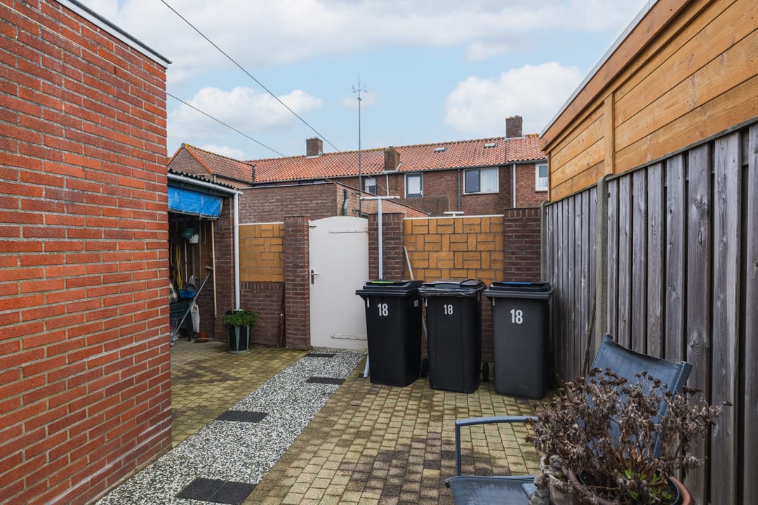 Well-maintained terraced house with three bedrooms near the Oosterschelde — 28