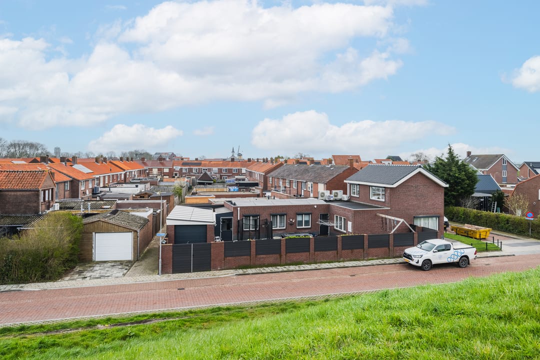 Well-maintained terraced house with three bedrooms near the Oosterschelde — 32