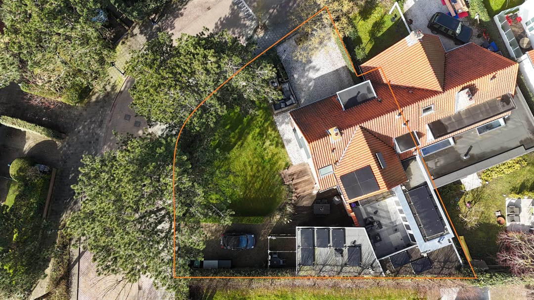 Charming 1930s Semi-Detached House with Driveway in Green Zandvoort Neighborhood — 41