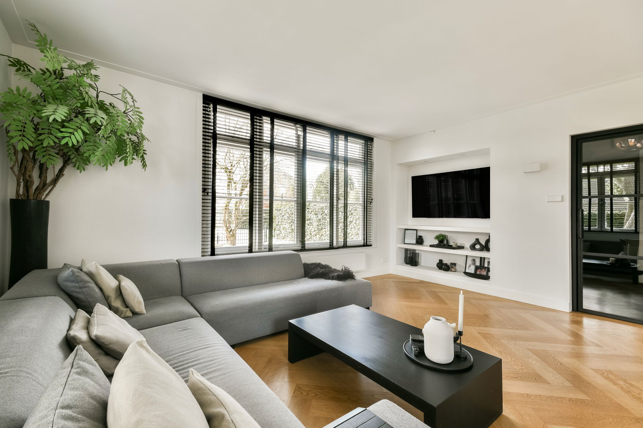 Charming 1930s Semi-Detached House with Driveway in Green Zandvoort Neighborhood — 12