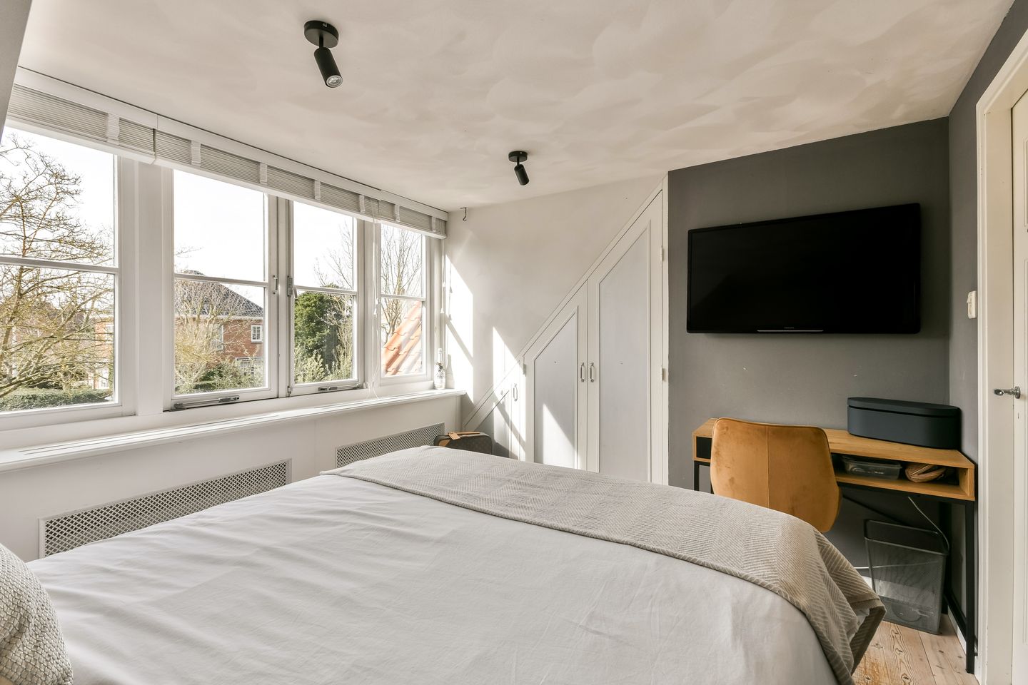 Charming 1930s Semi-Detached House with Driveway in Green Zandvoort Neighborhood — 35