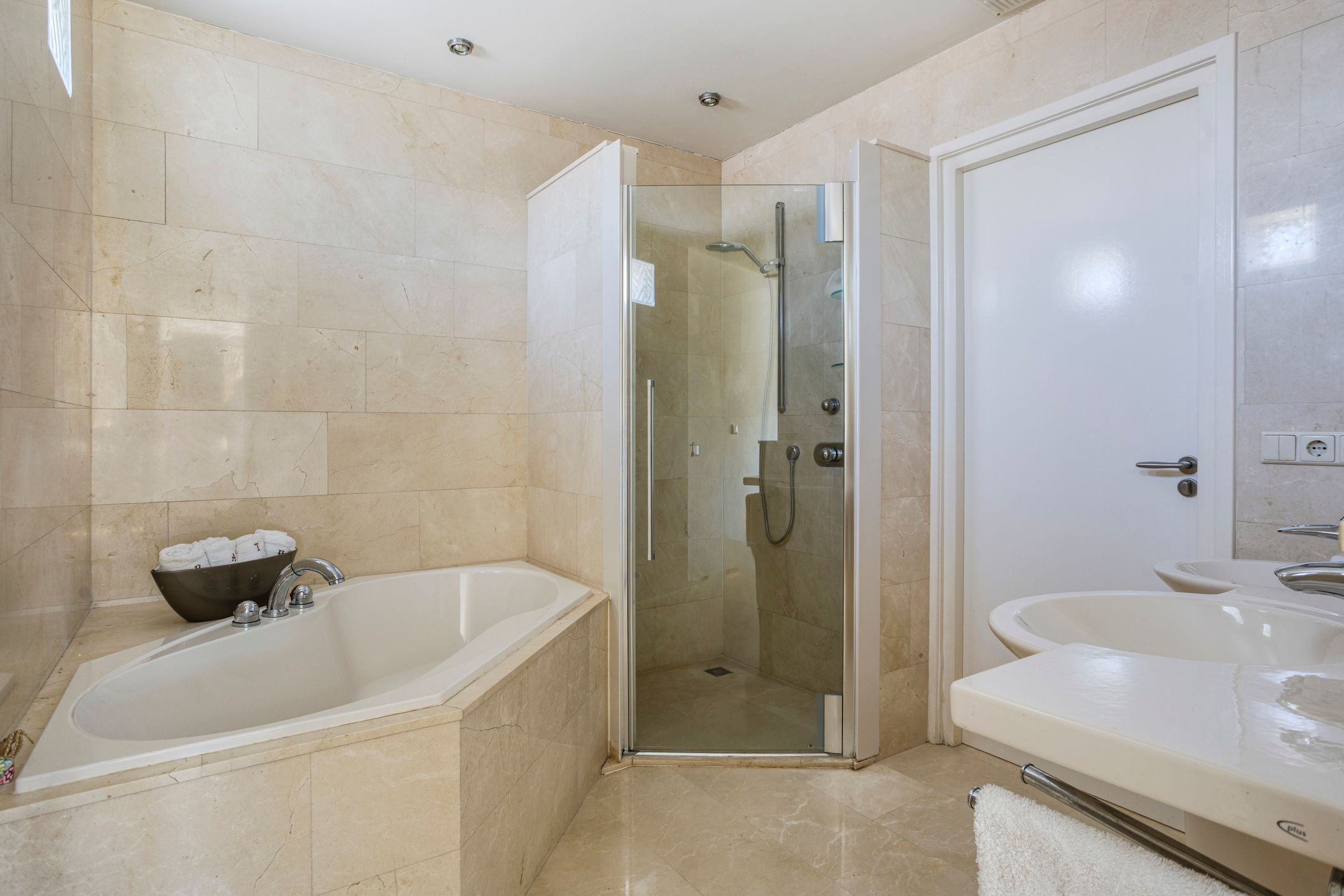 Waterfront Luxury Villa with Panoramic Views in Blixembosch — 36