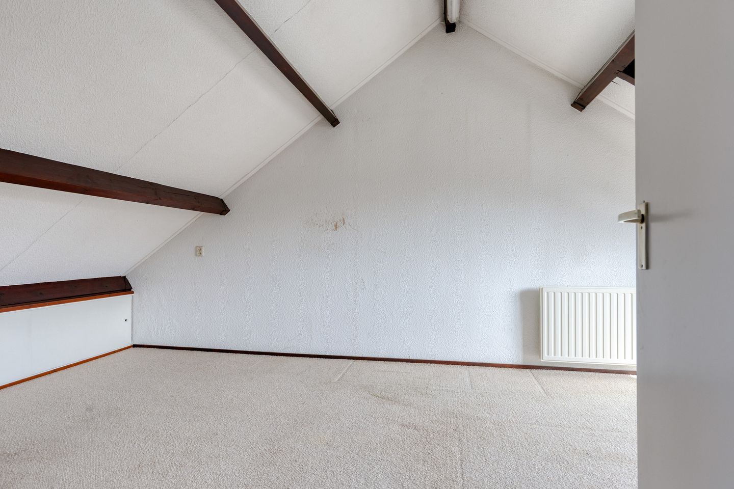 Spacious 5-Room Terraced House with Dormer Window in Green Surroundings — 20