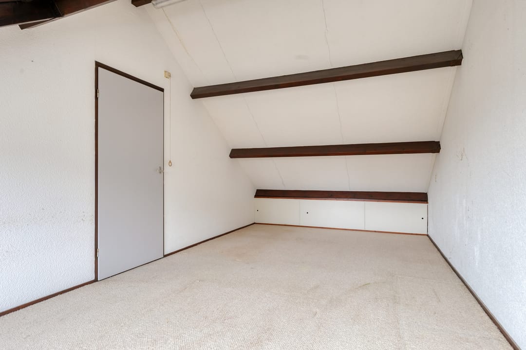 Spacious 5-Room Terraced House with Dormer Window in Green Surroundings — 22
