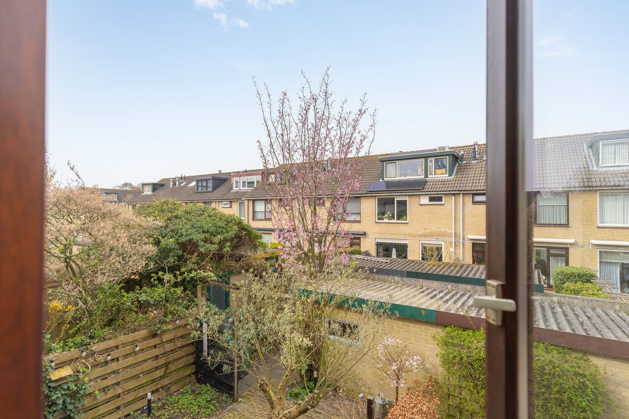 Spacious 5-Room Terraced House with Dormer Window in Green Surroundings — 24
