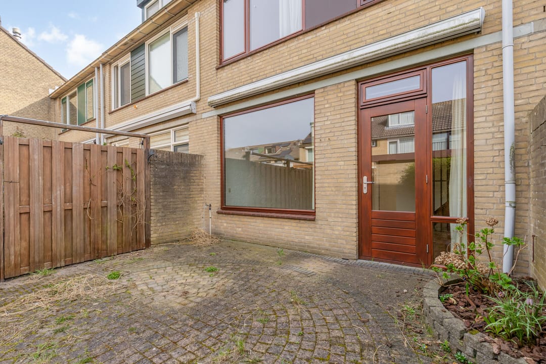 Spacious 5-Room Terraced House with Dormer Window in Green Surroundings — 28