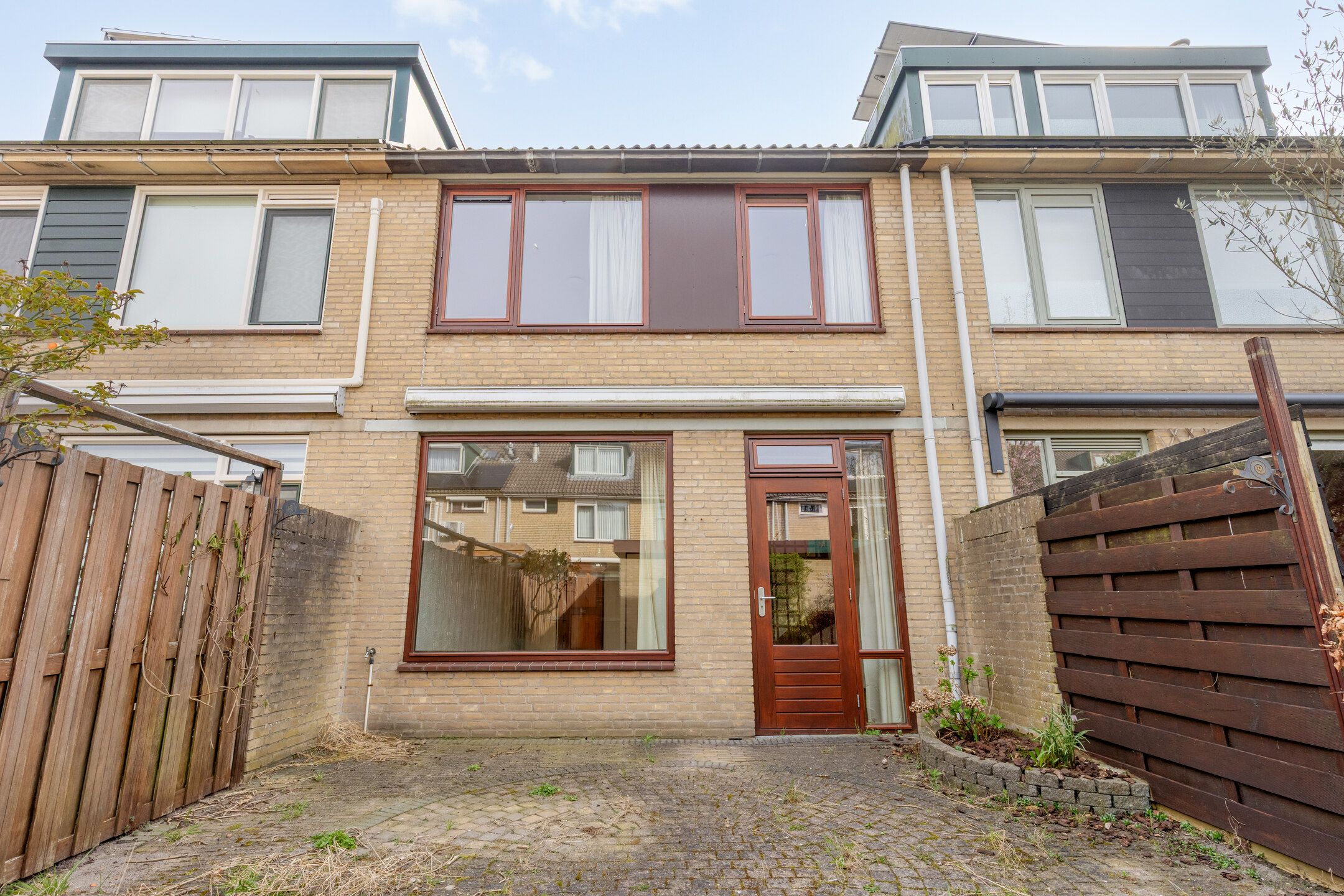 Spacious 5-Room Terraced House with Dormer Window in Green Surroundings — 27