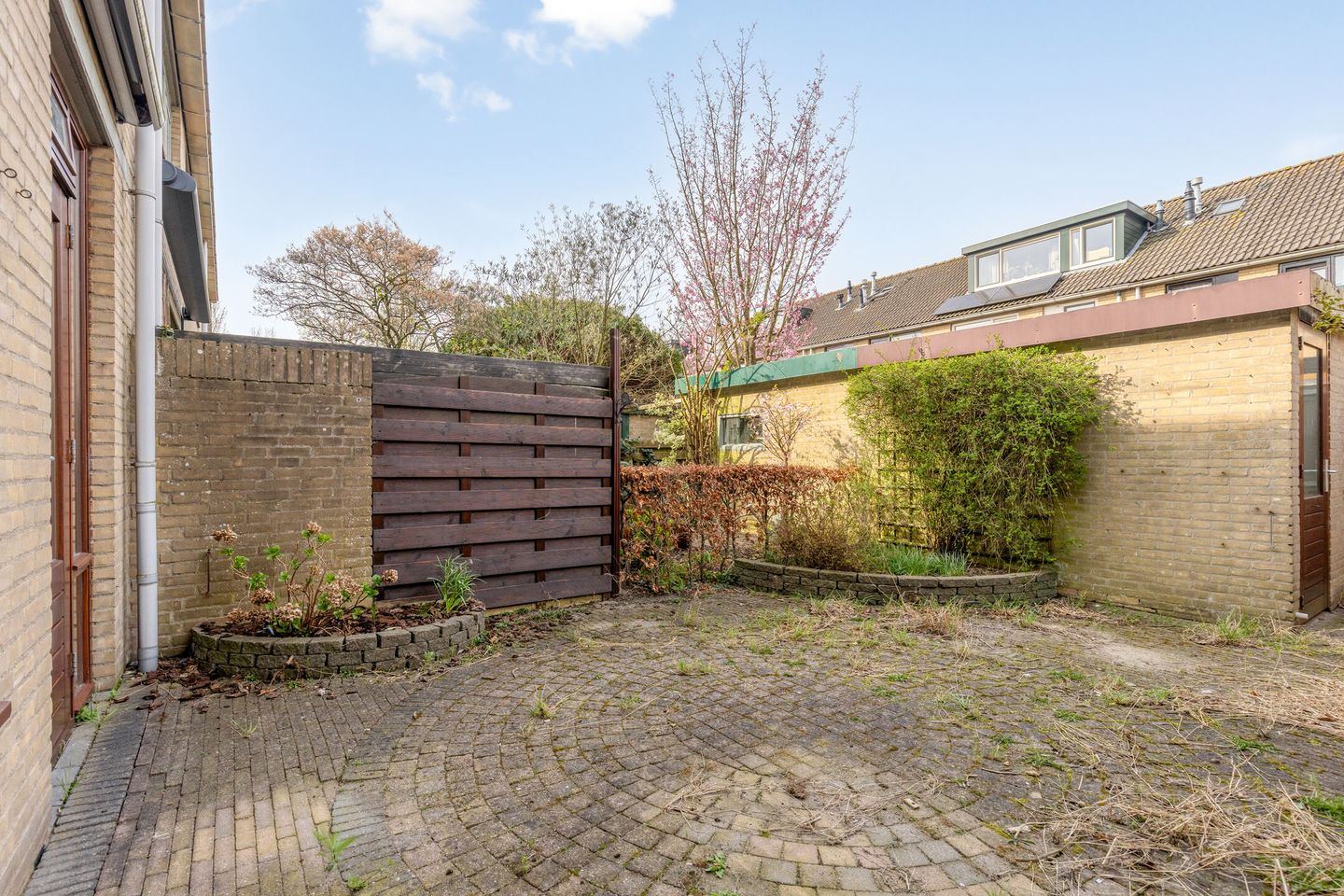 Spacious 5-Room Terraced House with Dormer Window in Green Surroundings — 25