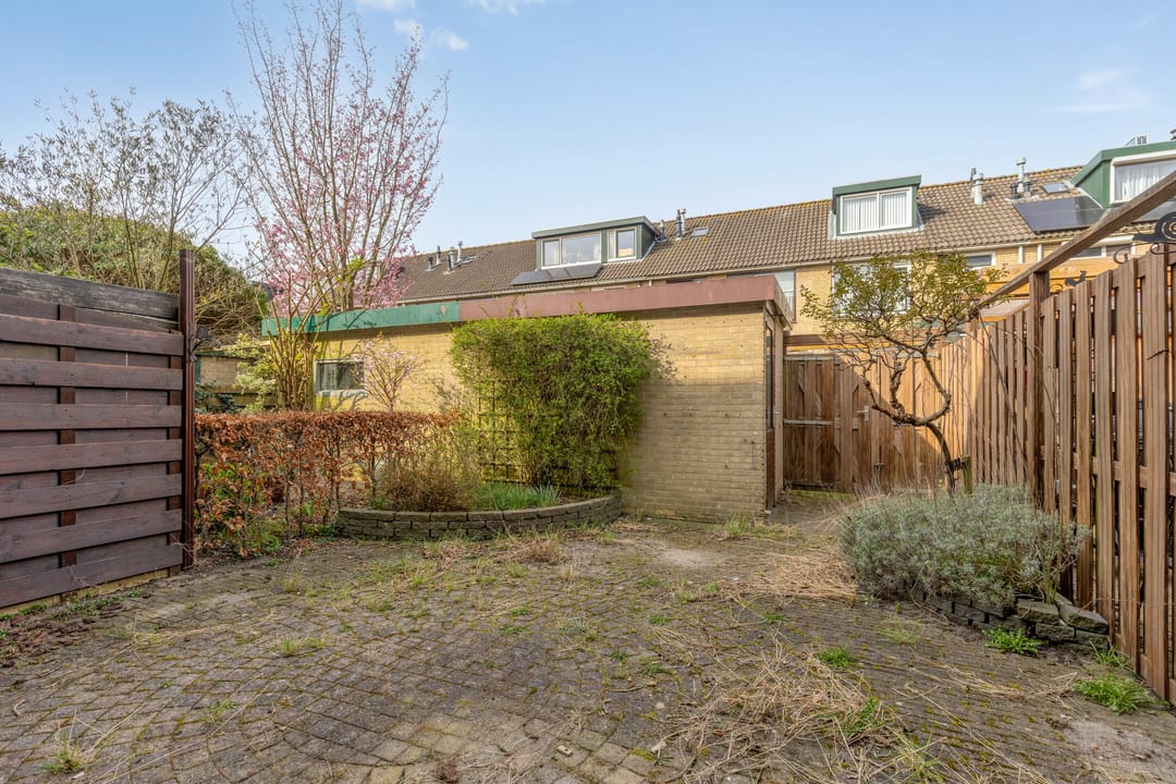 Spacious 5-Room Terraced House with Dormer Window in Green Surroundings — 26