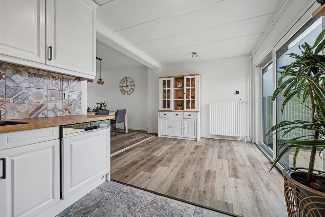 Spacious Extended Terraced Home with 4 Bedrooms in Vlijmen — 16