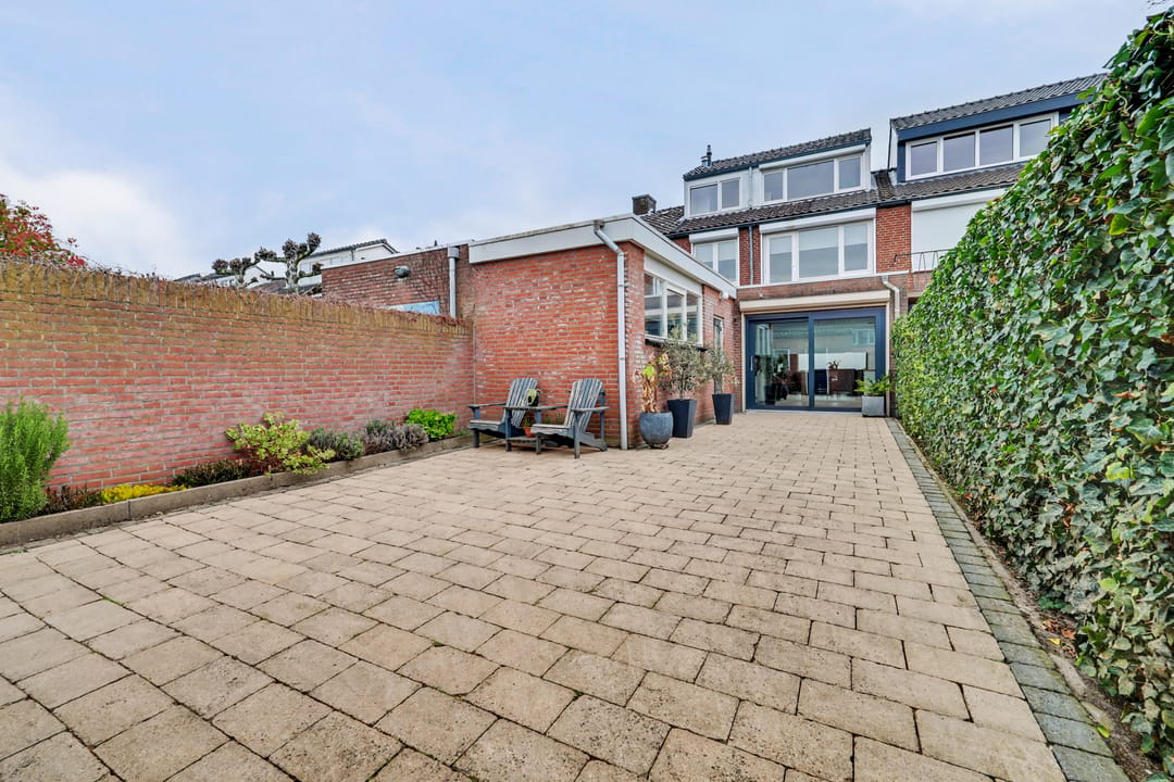 Spacious Extended Terraced Home with 4 Bedrooms in Vlijmen — 38