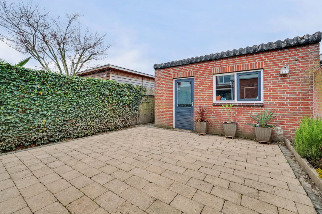 Spacious Extended Terraced Home with 4 Bedrooms in Vlijmen — 43