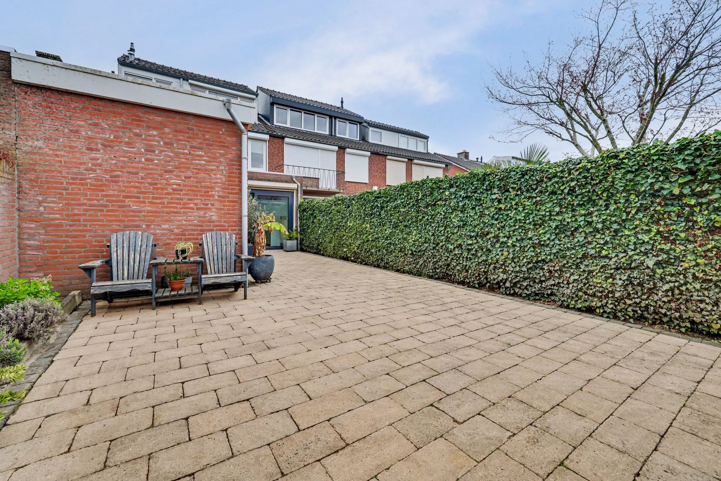 Spacious Extended Terraced Home with 4 Bedrooms in Vlijmen — 44