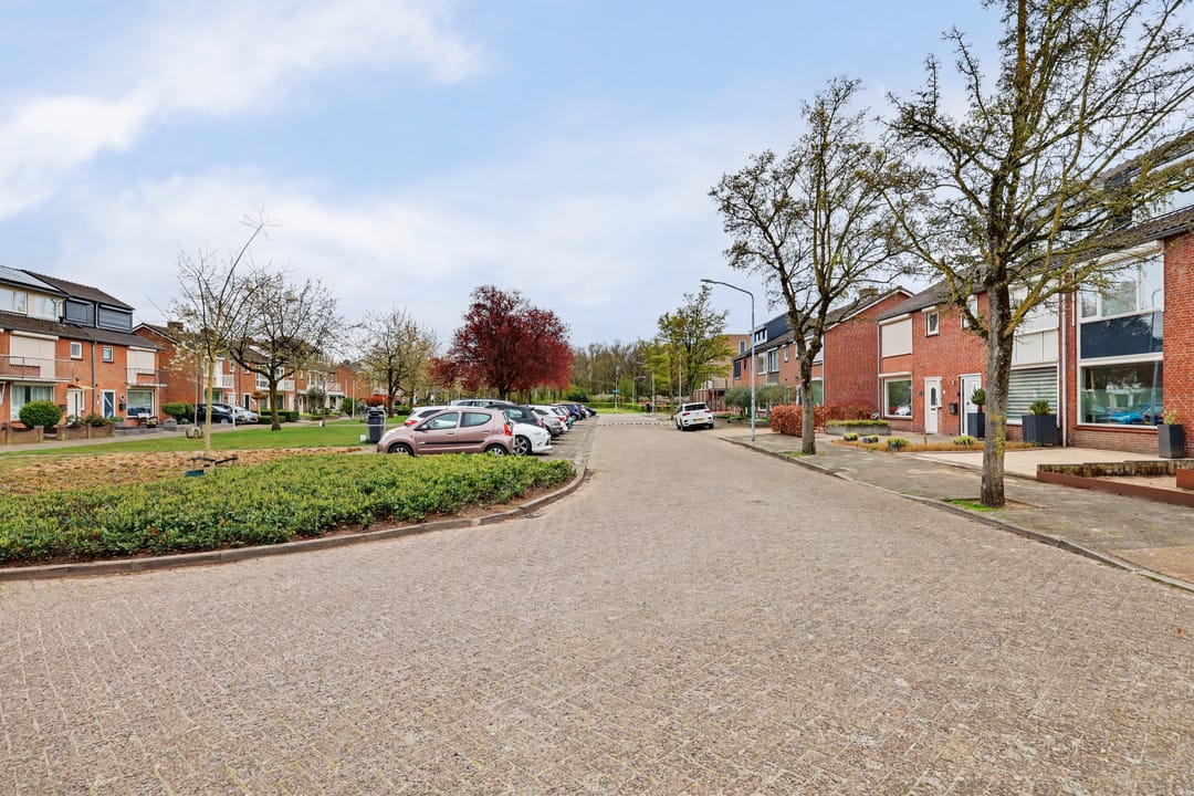 Spacious Extended Terraced Home with 4 Bedrooms in Vlijmen — 47
