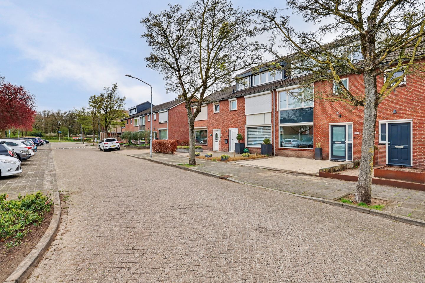 Spacious Extended Terraced Home with 4 Bedrooms in Vlijmen — 50