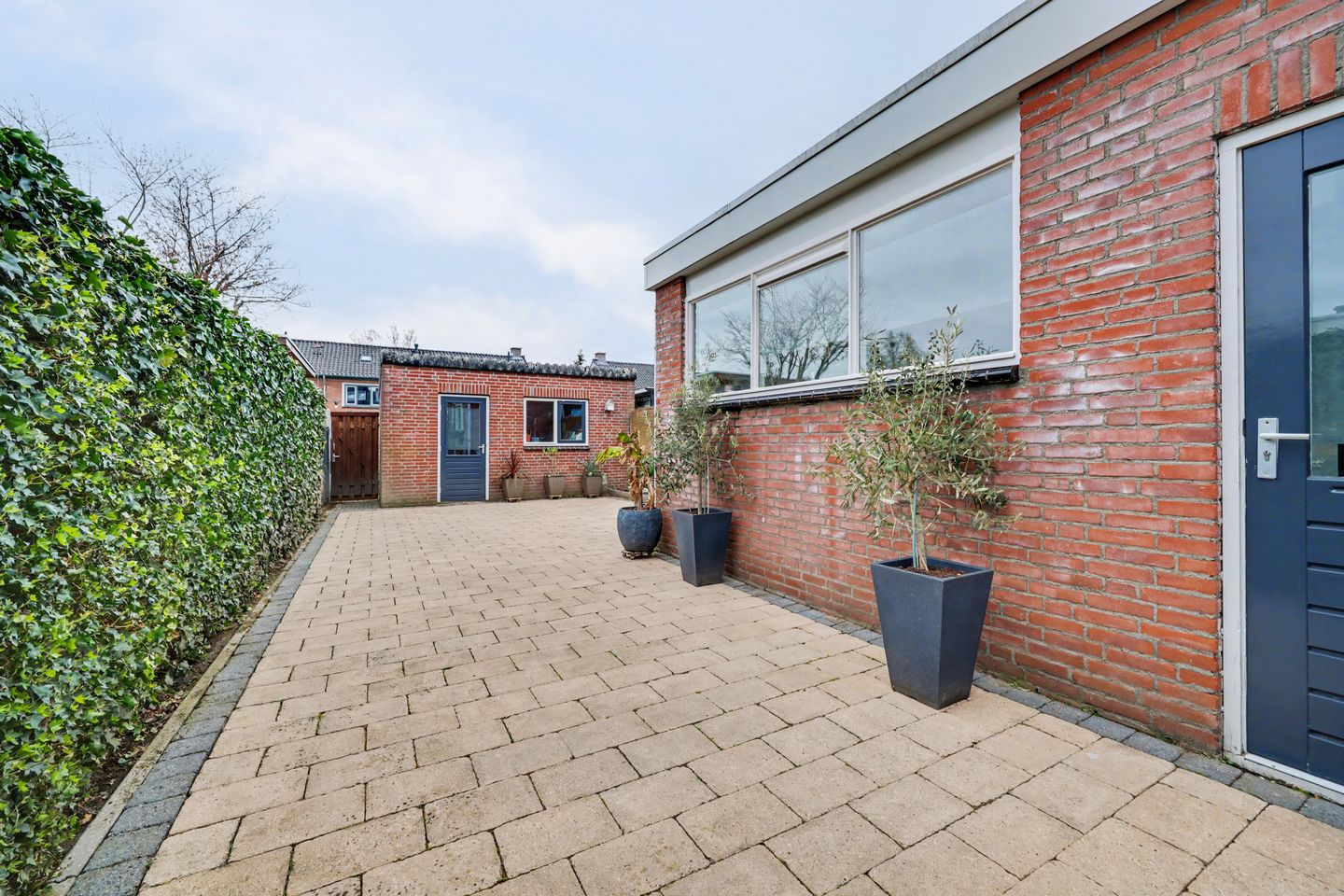 Spacious Extended Terraced Home with 4 Bedrooms in Vlijmen — 40