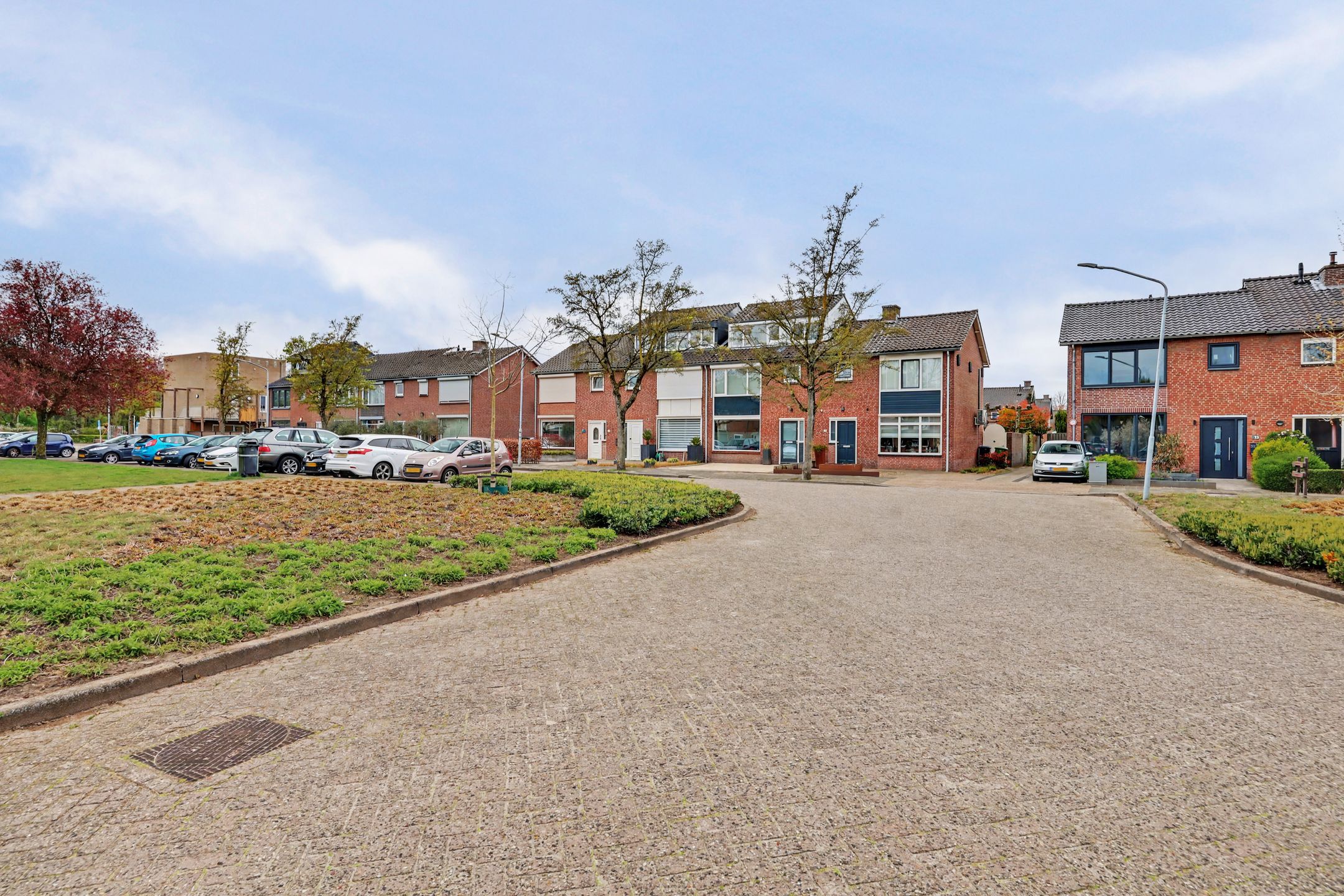Spacious Extended Terraced Home with 4 Bedrooms in Vlijmen — 48
