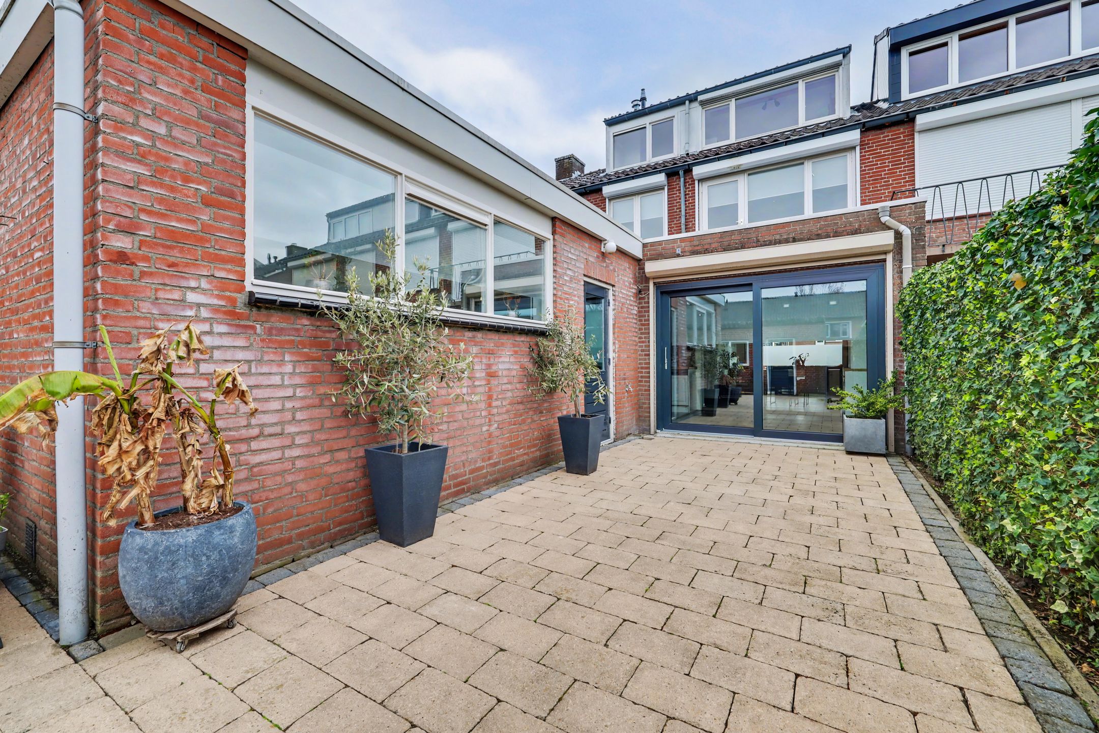 Spacious Extended Terraced Home with 4 Bedrooms in Vlijmen — 39