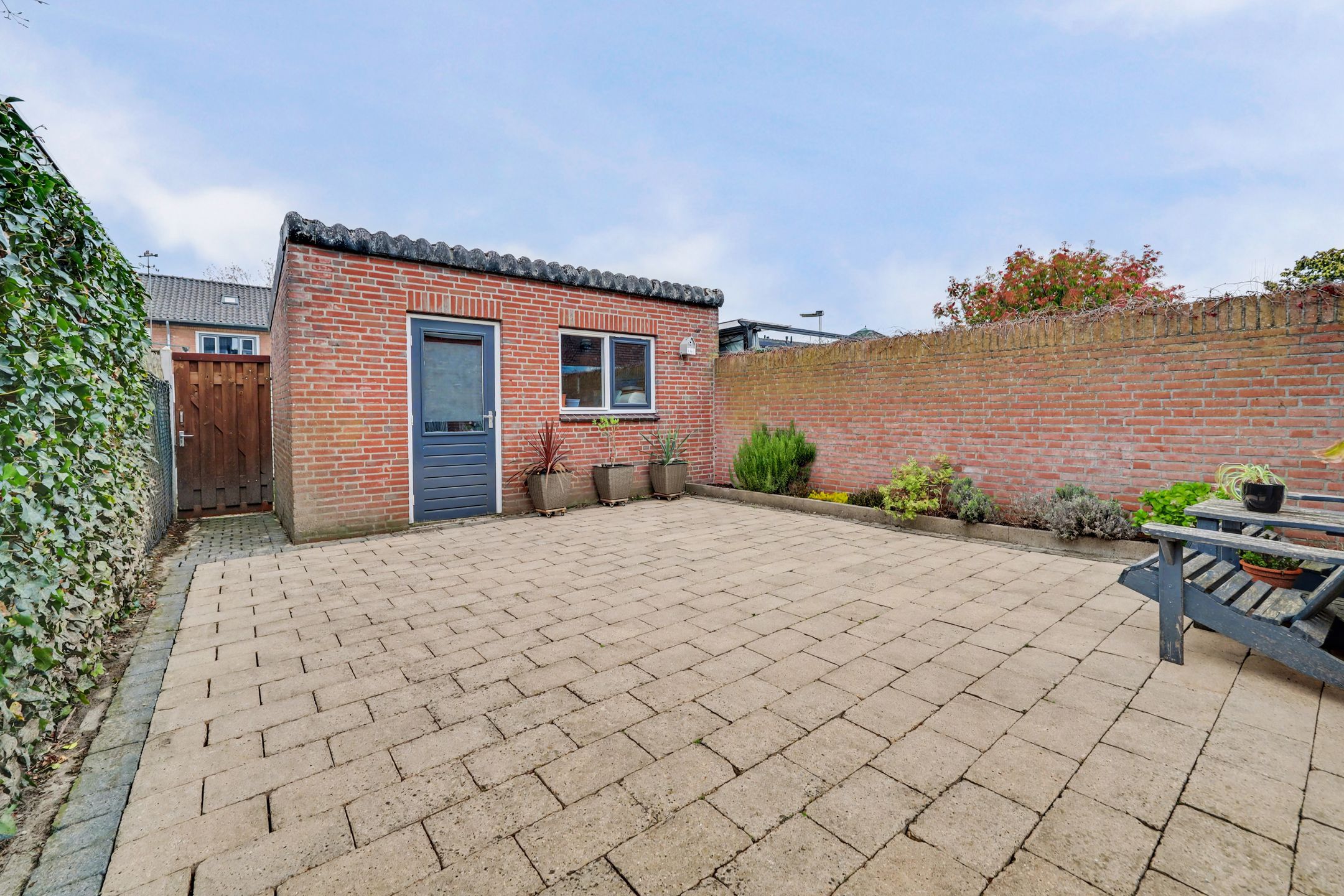 Spacious Extended Terraced Home with 4 Bedrooms in Vlijmen — 42