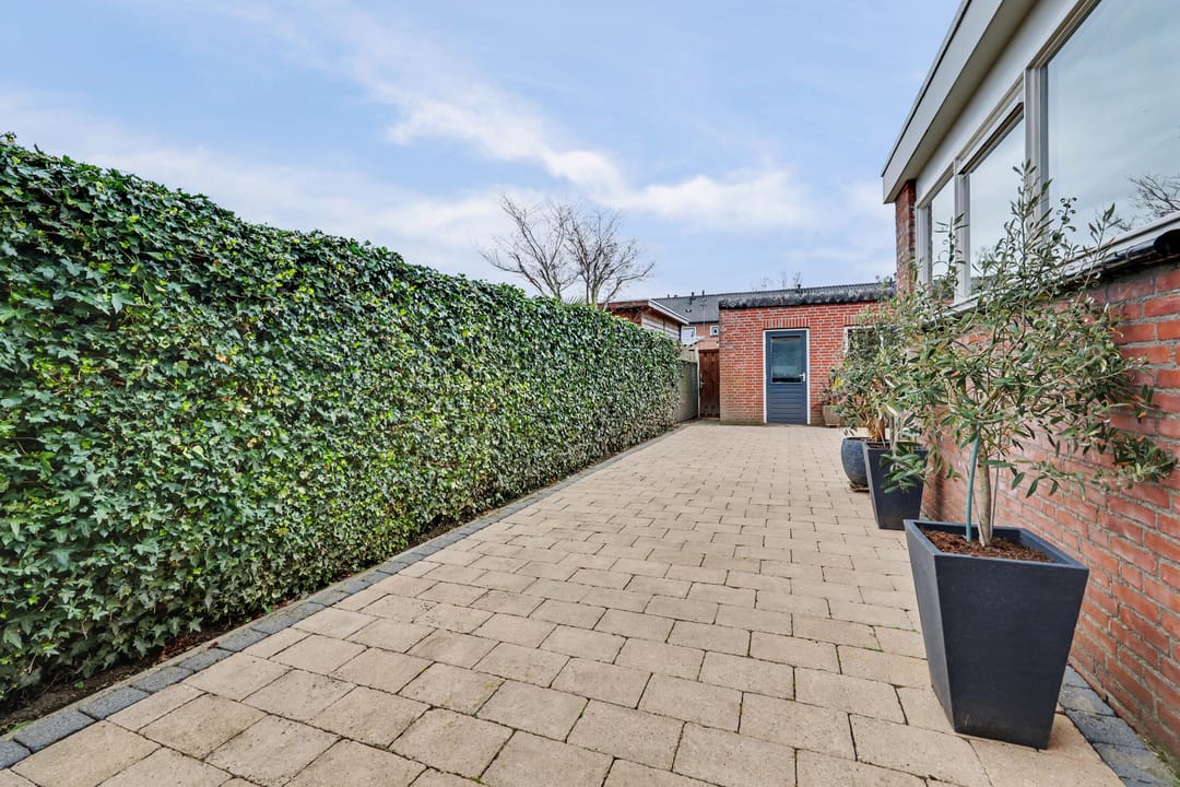 Spacious Extended Terraced Home with 4 Bedrooms in Vlijmen — 41