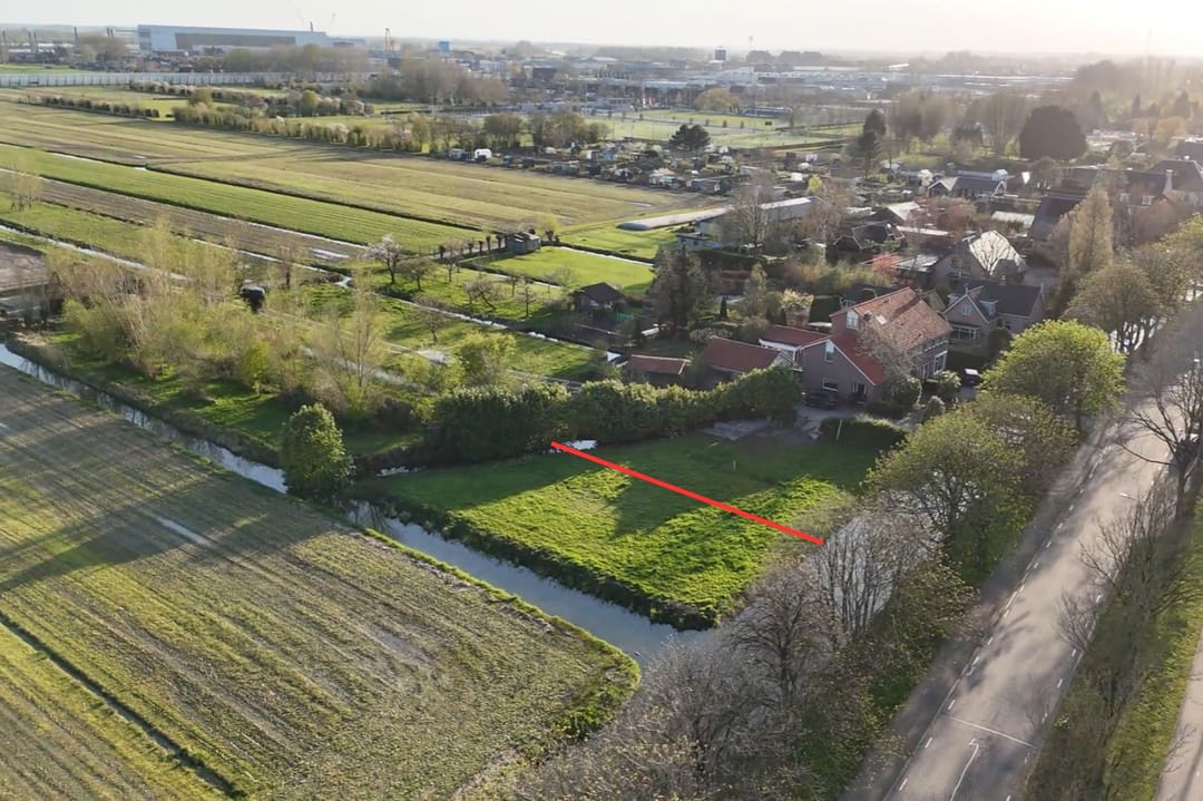 Bouwgrond aan het water met uitzicht op het platteland en bouwvergunningen