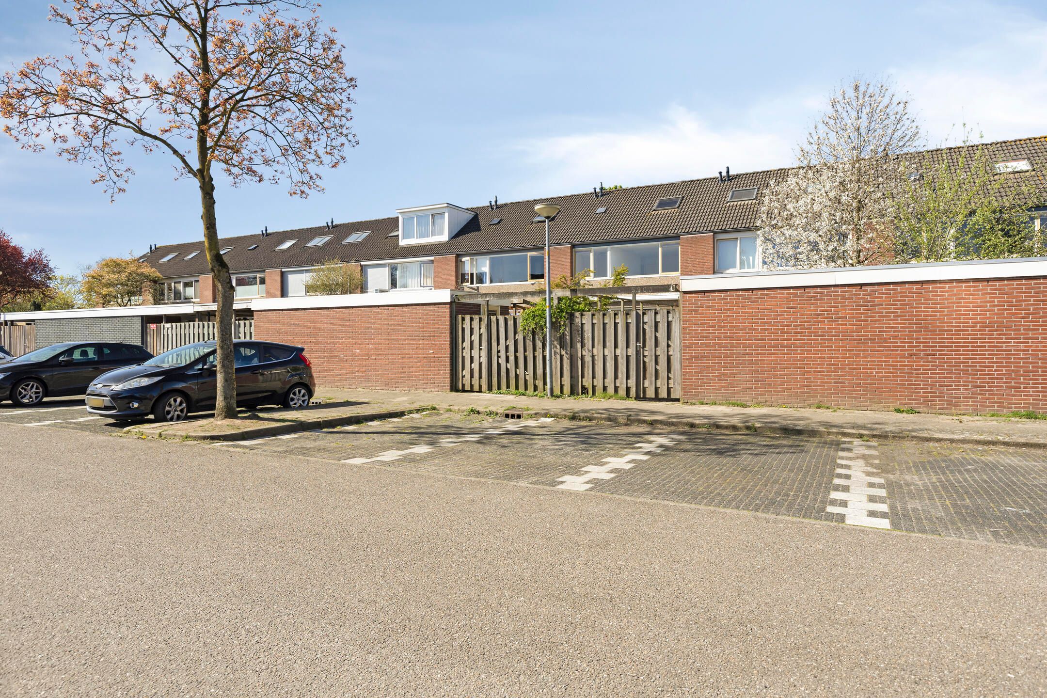 Photo 27 of Heilige Stoel 5905