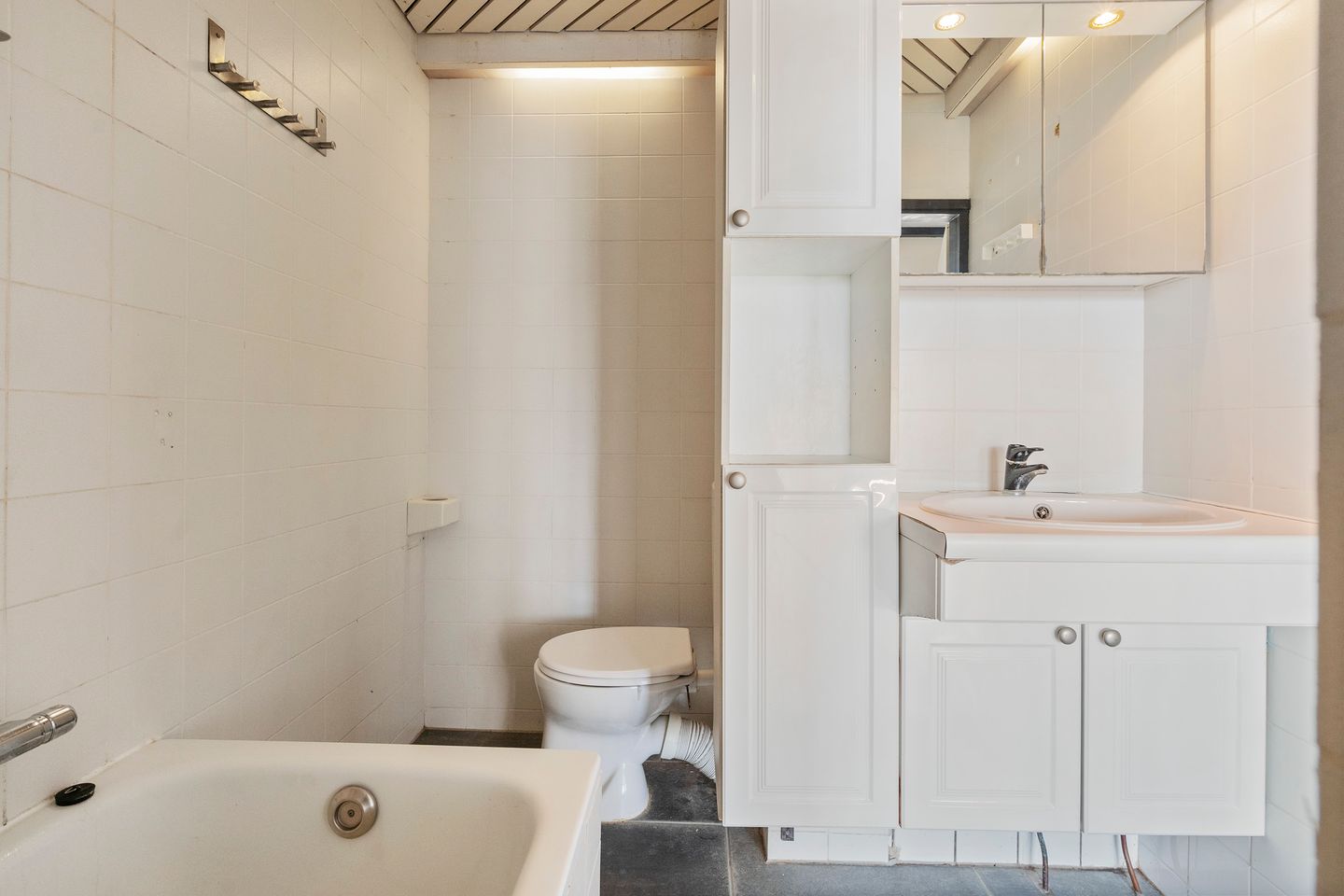 Spacious Maisonnette Apartment on Private Land in Amsterdam Nieuw-West — 25