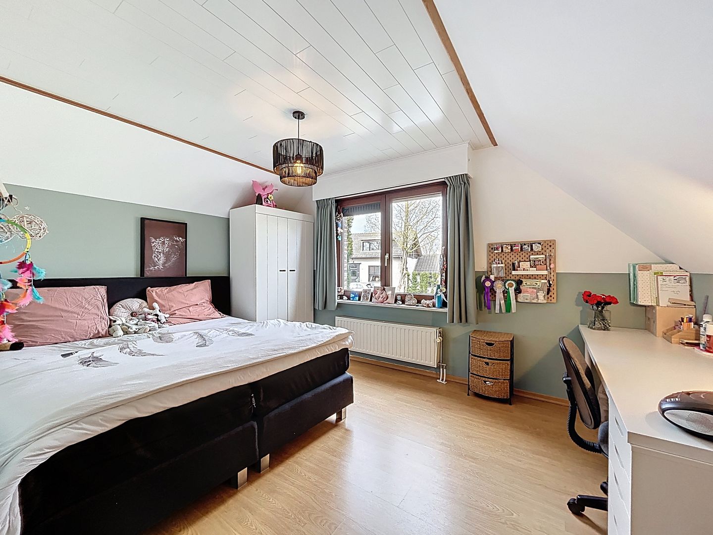 Spacious detached home with single-floor living option and generous garden — 20