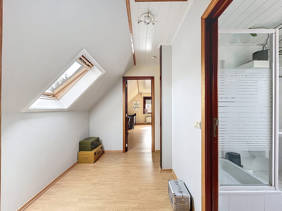 Spacious detached home with single-floor living option and generous garden — 16
