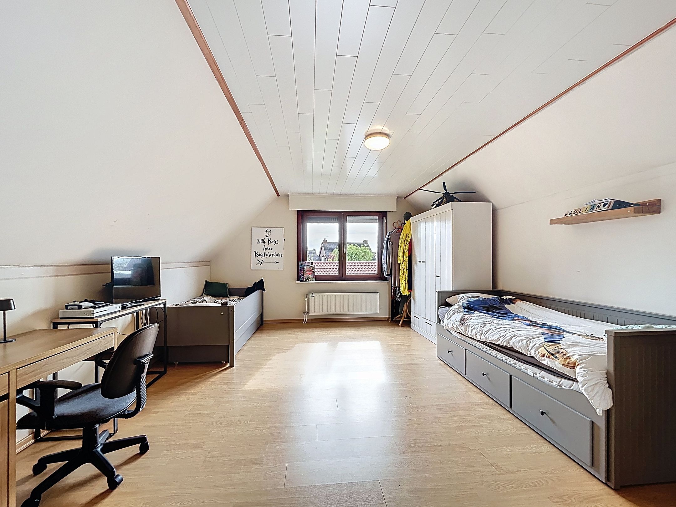 Spacious detached home with single-floor living option and generous garden — 18