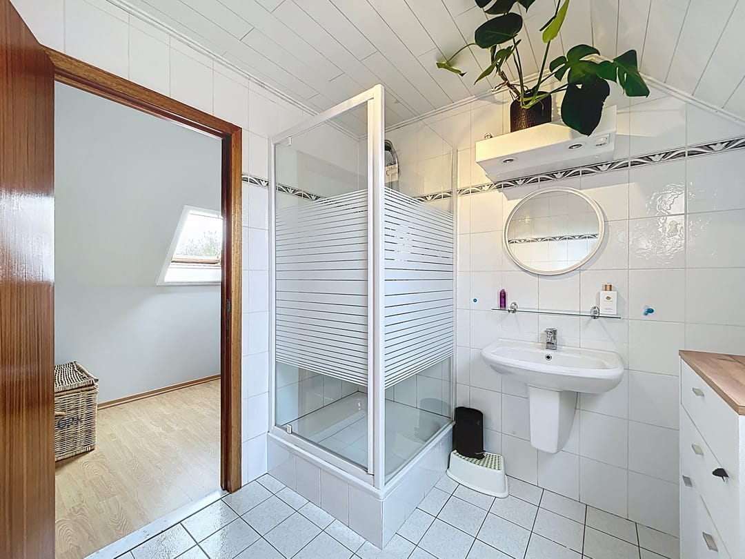 Spacious detached home with single-floor living option and generous garden — 22