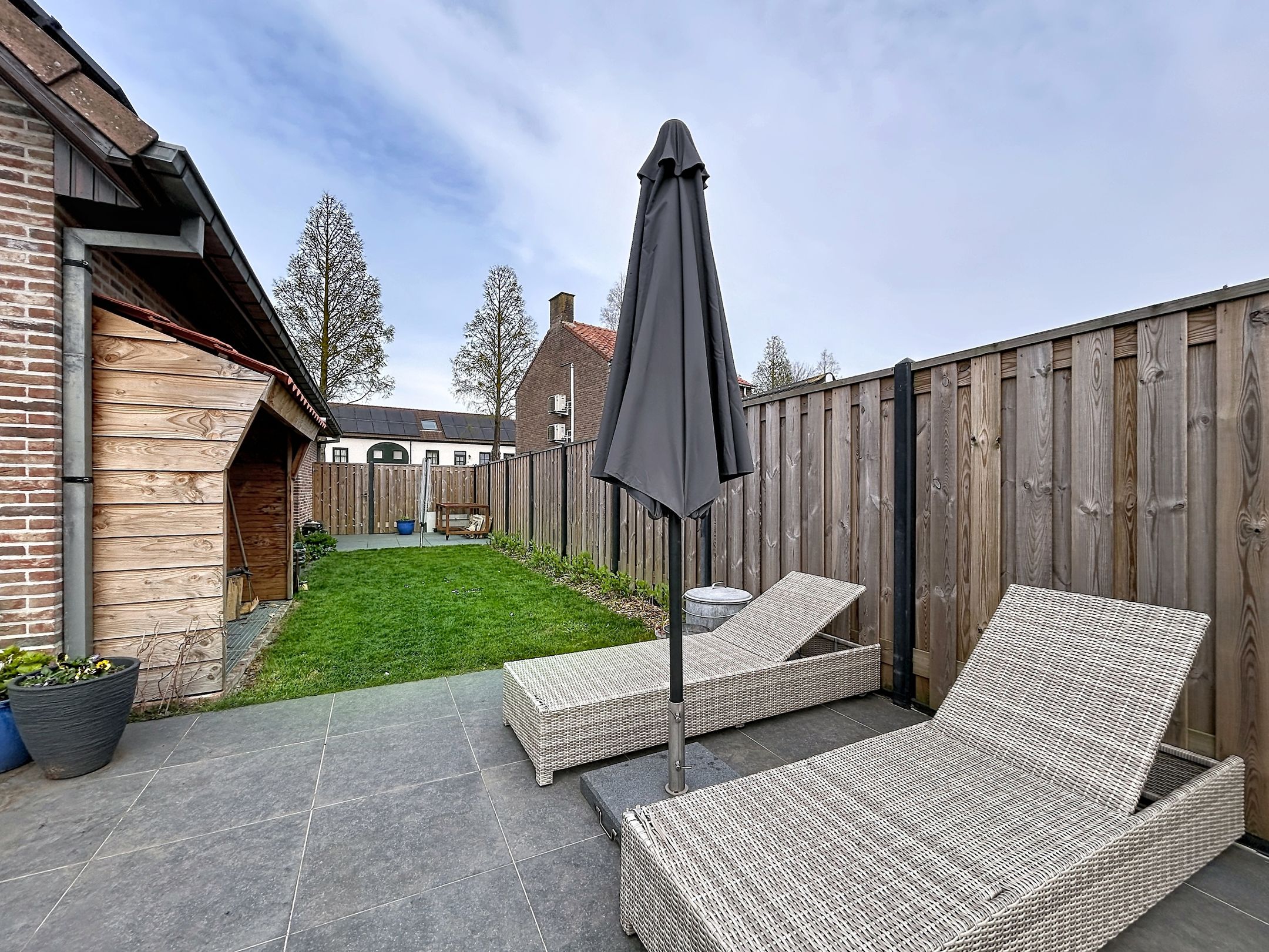 Spacious detached home with single-floor living option and generous garden — 24