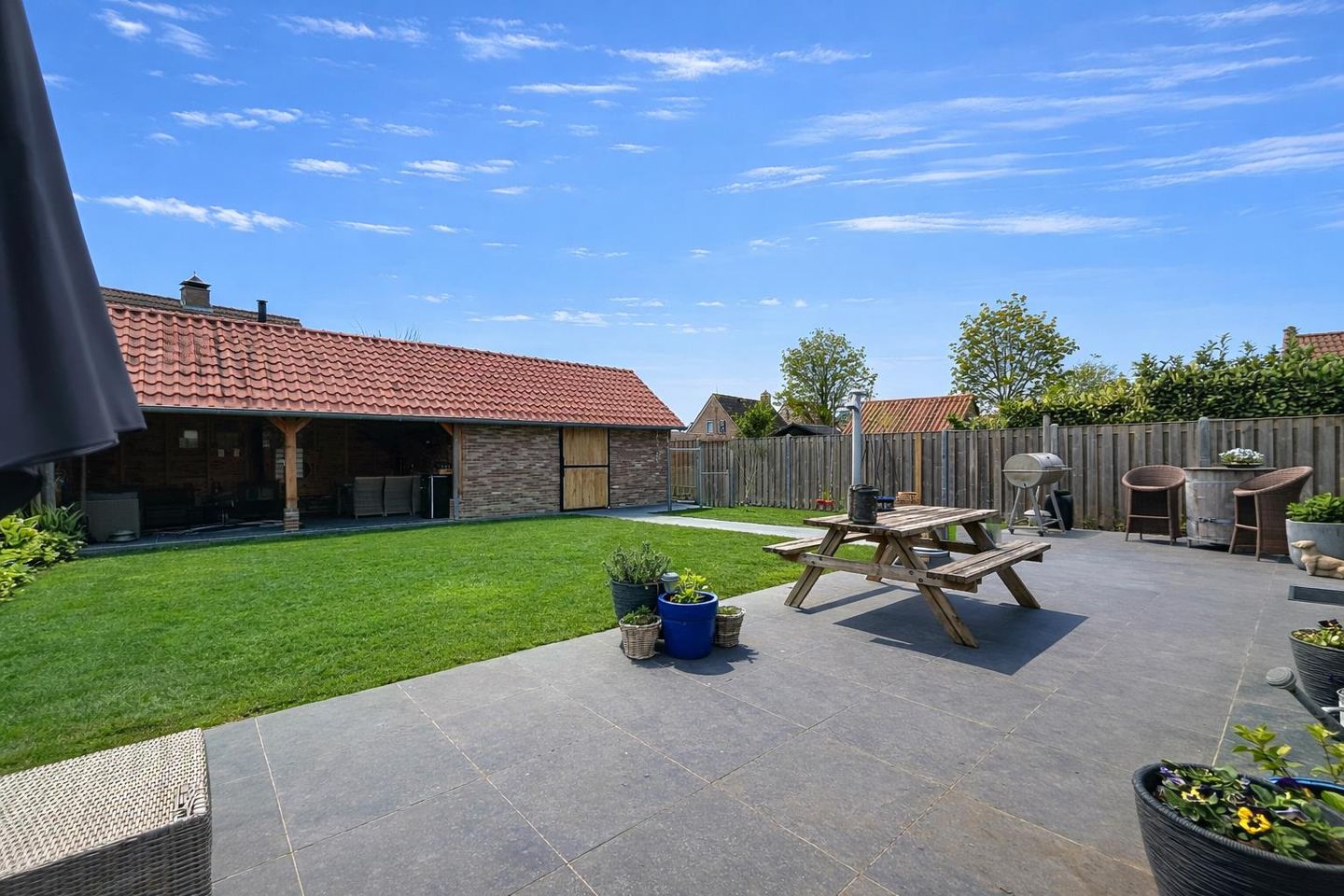 Spacious detached home with single-floor living option and generous garden — 25