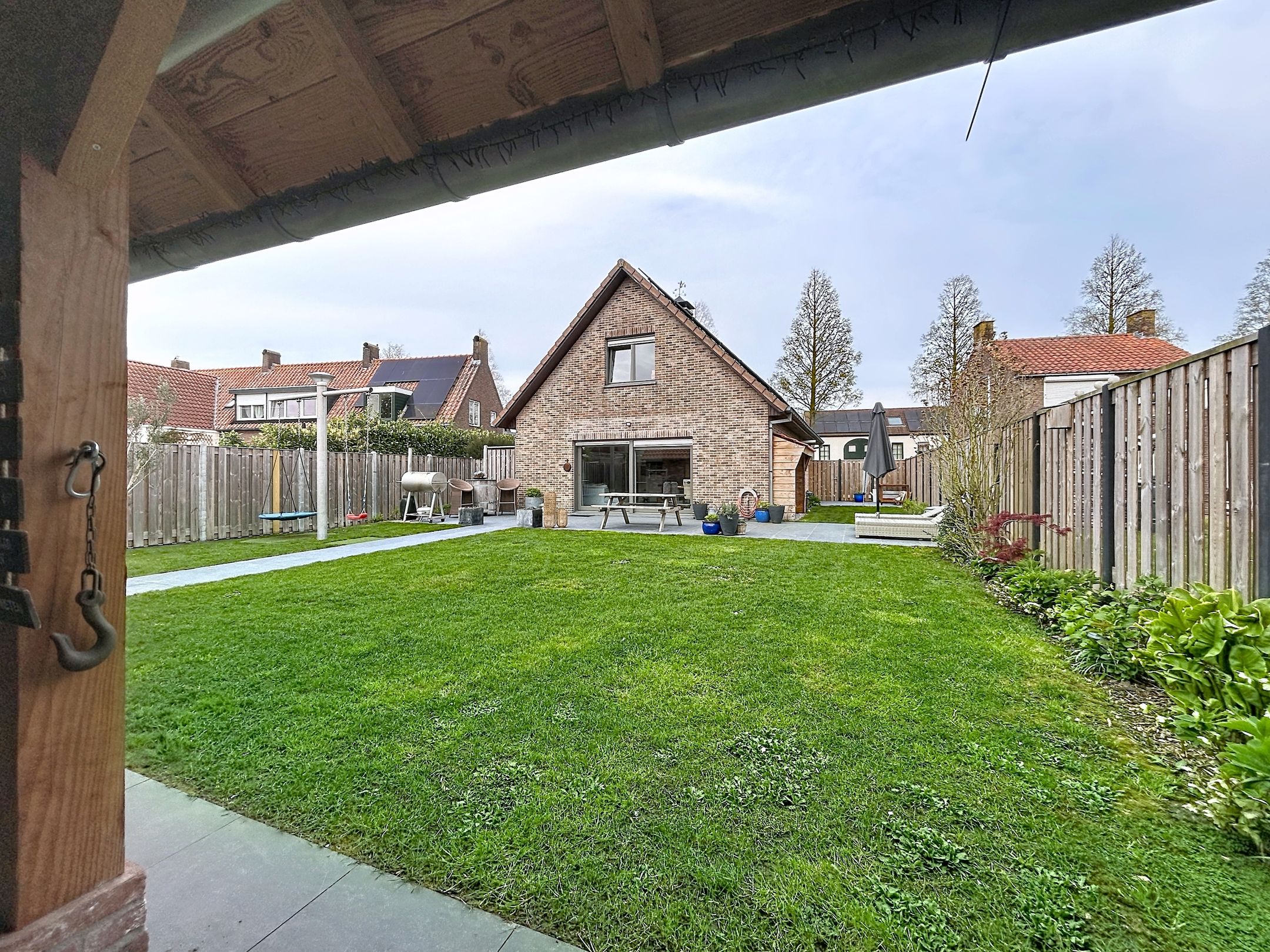 Spacious detached home with single-floor living option and generous garden — 27
