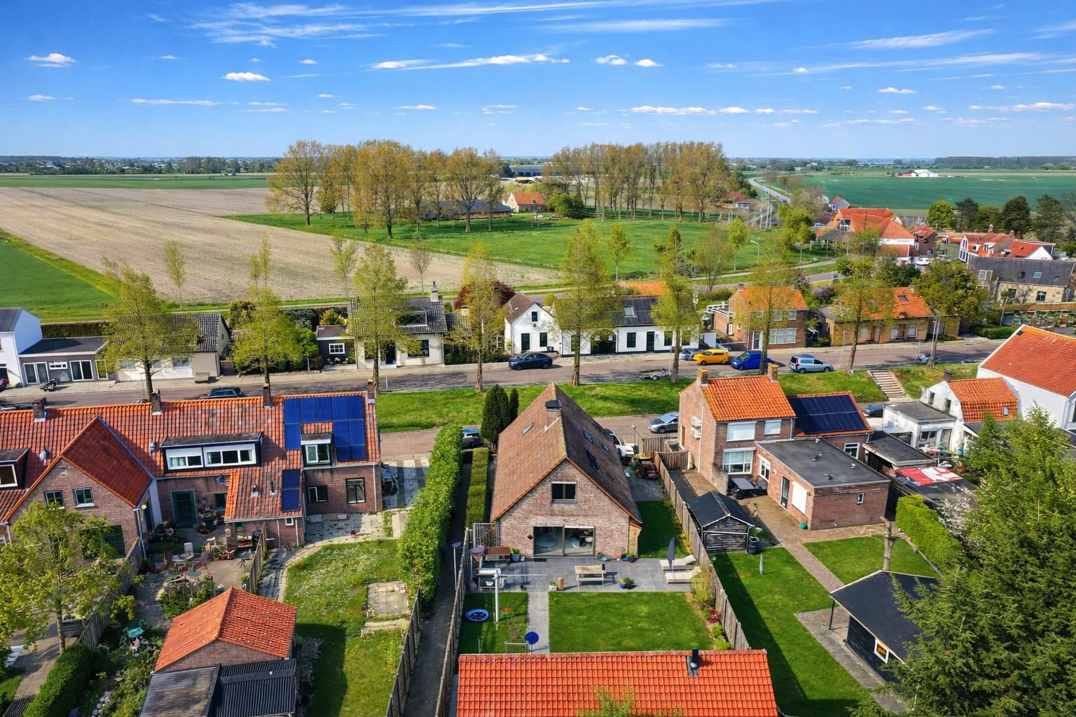 Spacious detached home with single-floor living option and generous garden — 30