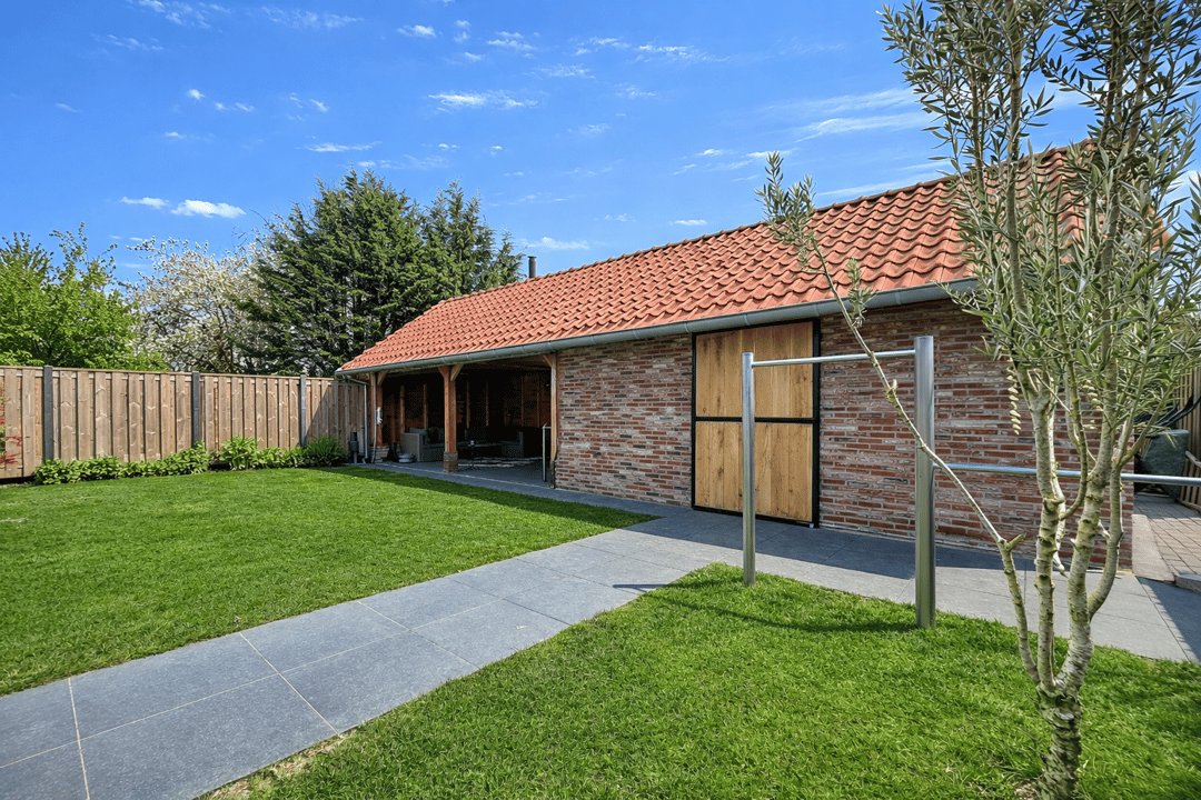 Spacious detached home with single-floor living option and generous garden — 26