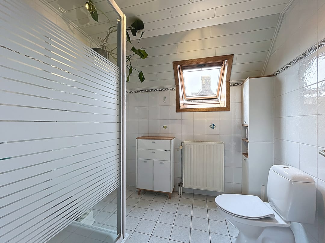 Spacious detached home with single-floor living option and generous garden — 23