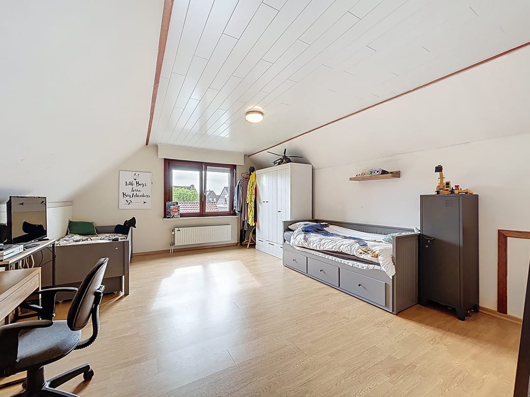 Spacious detached home with single-floor living option and generous garden — 17