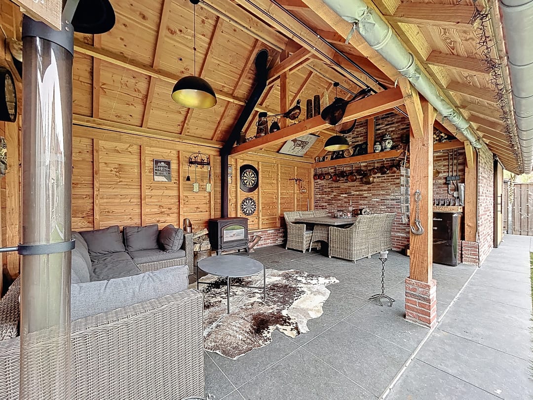 Spacious detached home with single-floor living option and generous garden — 28