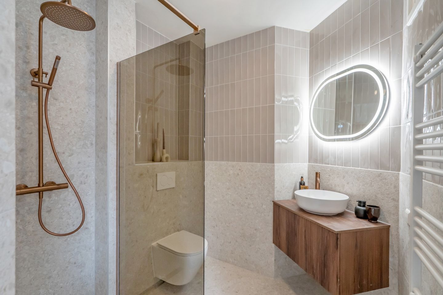 Foto 1 van Caan van Necklaan 3-B