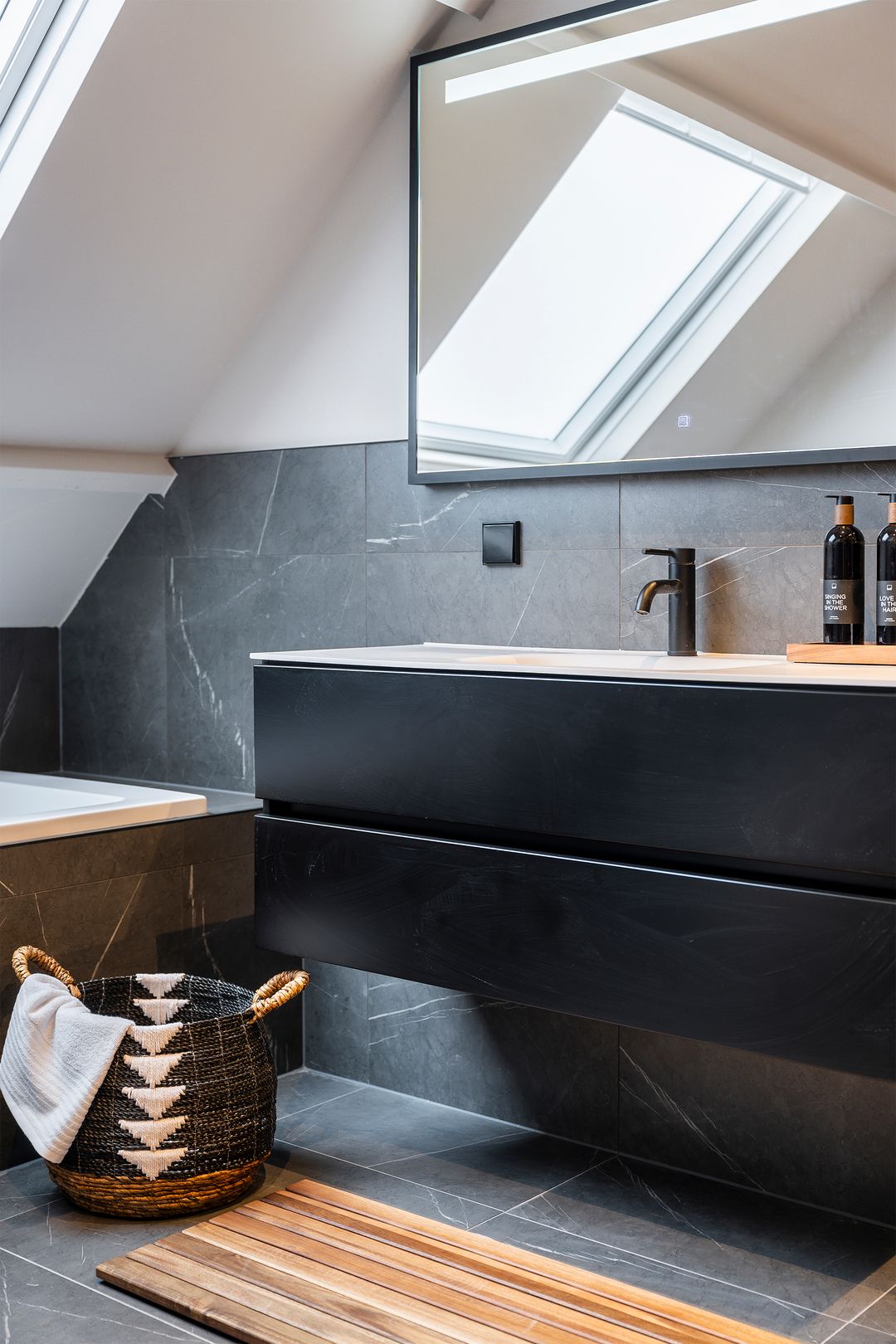 Fully Renovated 4-Bedroom Upper Apartment in Historic Maassluis Harbor Area — 46