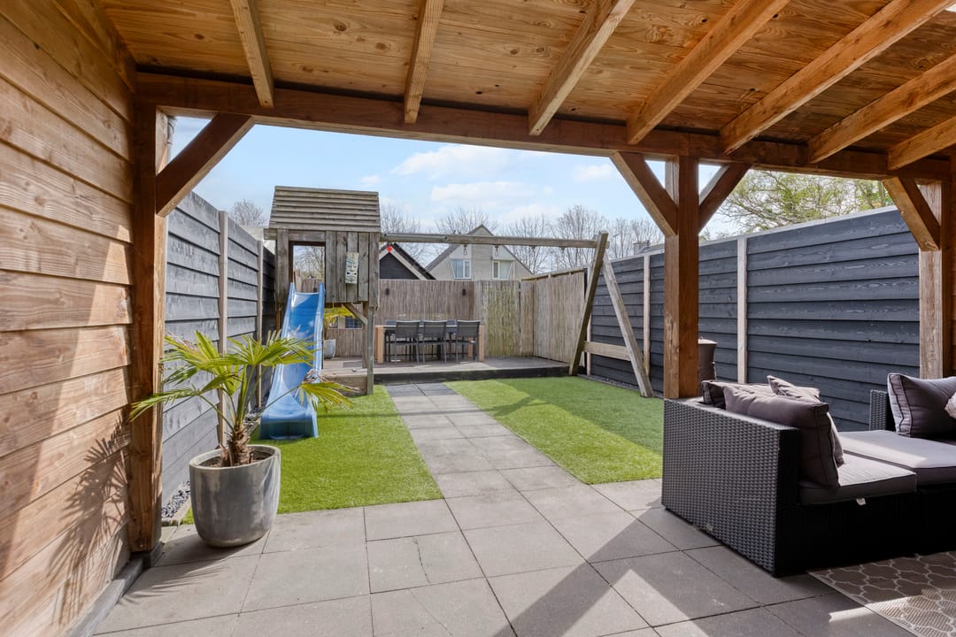 Move-in ready terraced house with luxury attic, covered terrace and waterfront location — 28