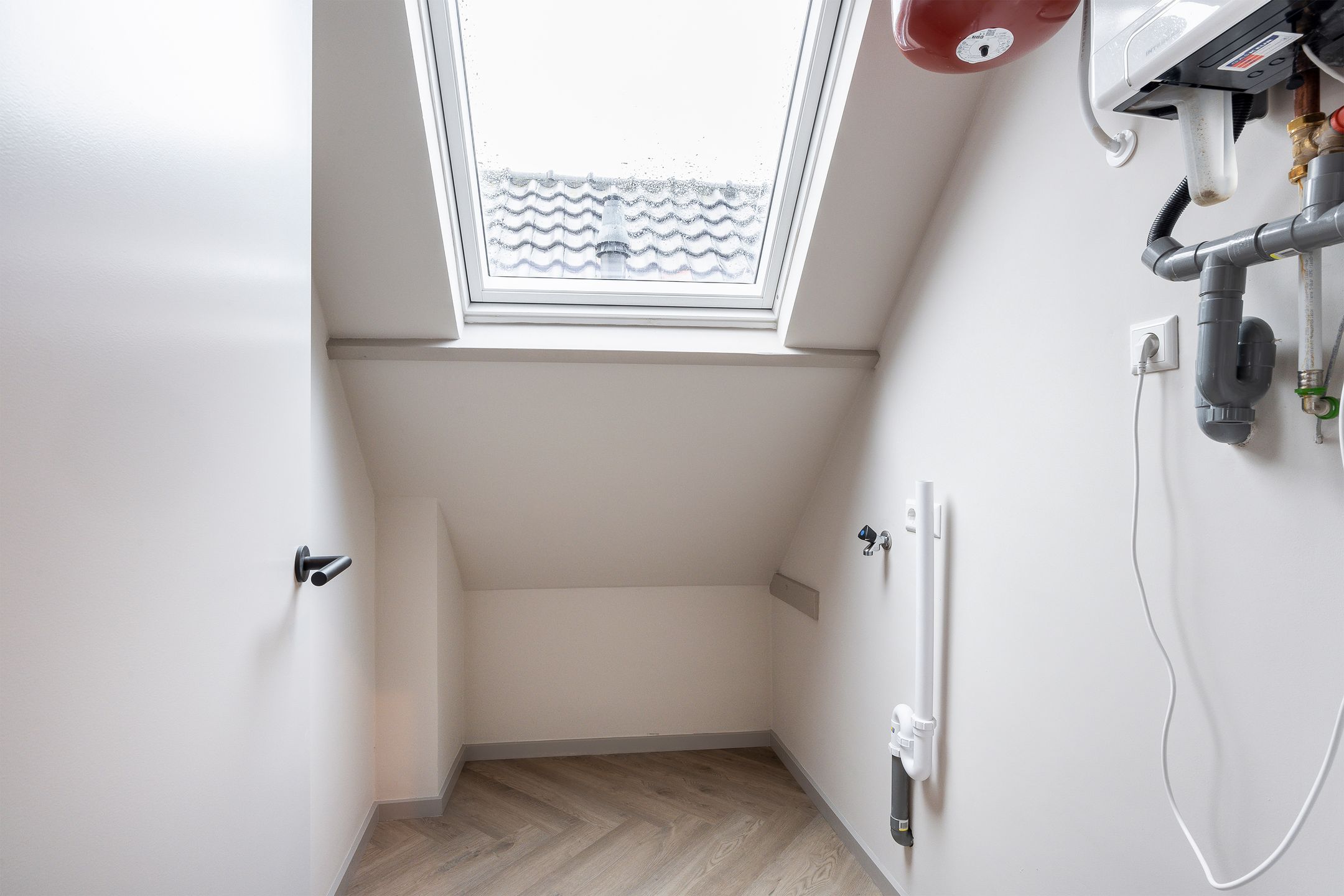 Fully Renovated 4-Bedroom Upper Apartment in Historic Maassluis Harbor Area — 42