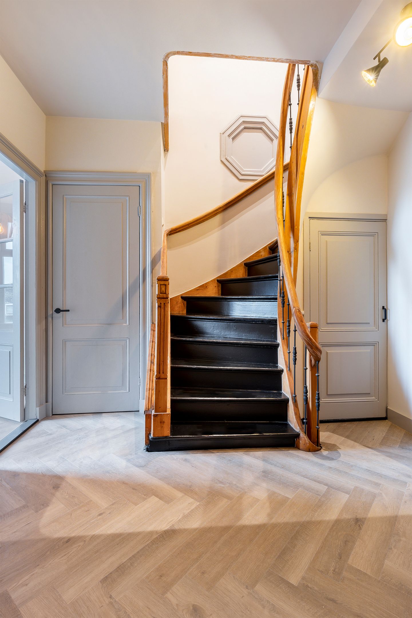 Fully Renovated 4-Bedroom Upper Apartment in Historic Maassluis Harbor Area — 29